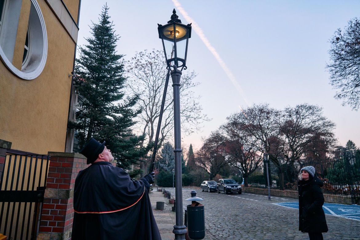 Wrocławski latarnik zapala 99 lamp gazowych