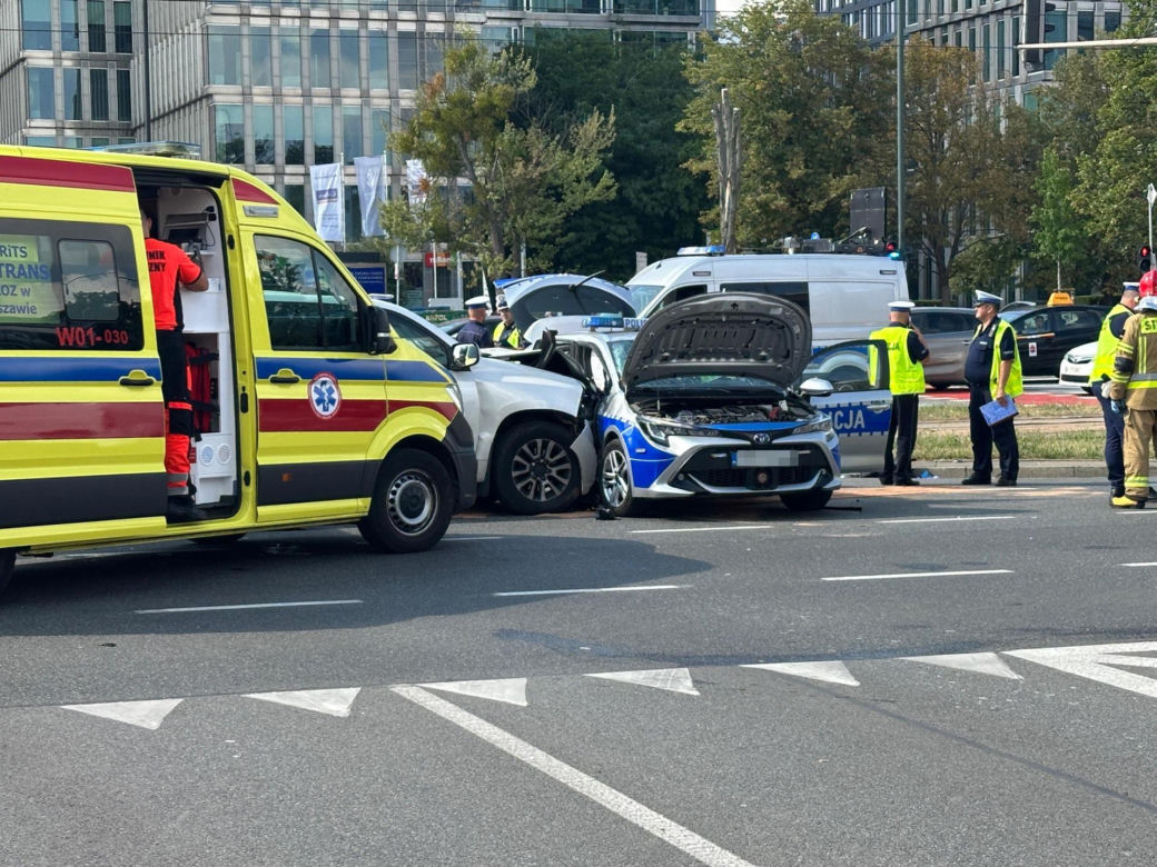 Wypadek radiowozu w Warszawie. Cztery osoby ranne, w tym policjanci