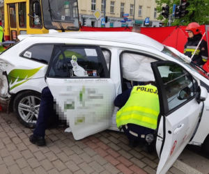 Łódź: Śmiertelny wypadek na Piotrkowskiej. Taksówka wjechała wprost pod tramwaj!