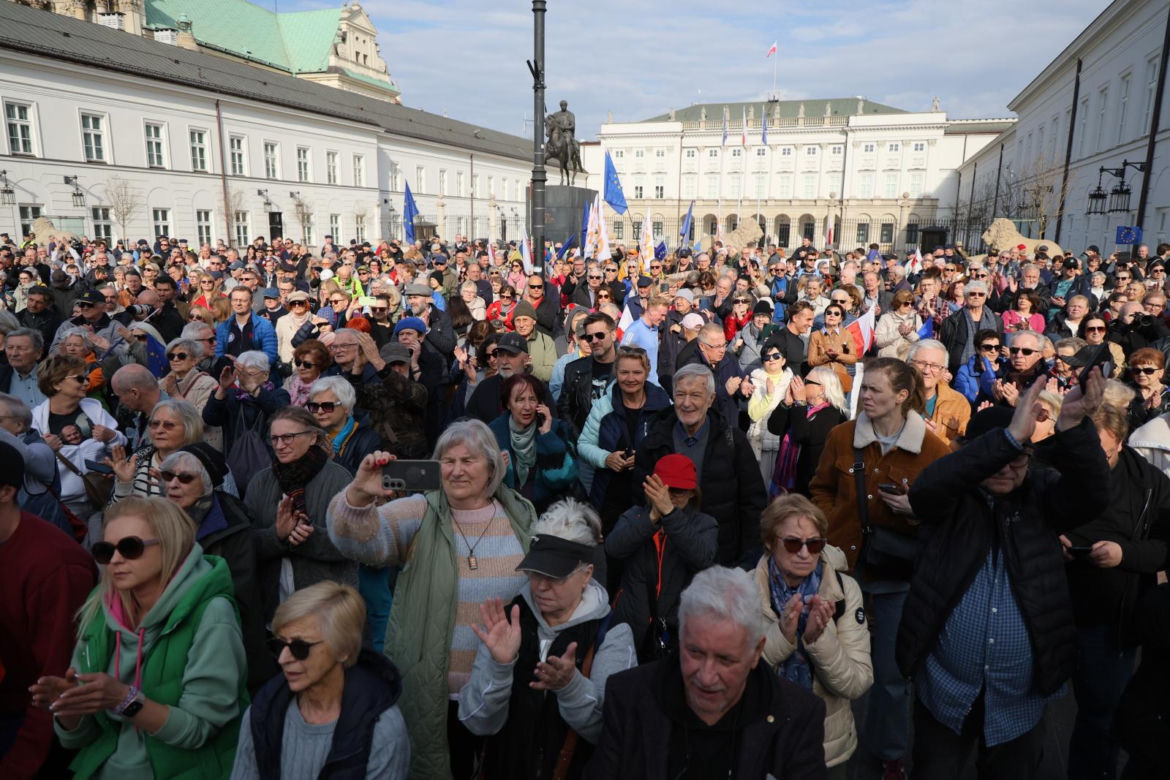 „Śmierdzi to ruską skarpetą!” Gorąco w Warszawie! Wielki protest na Krakowskim Przedmieściu