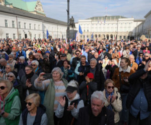 „Śmierdzi to ruską skarpetą!” Gorąco w Warszawie! Wielki protest na Krakowskim Przedmieściu