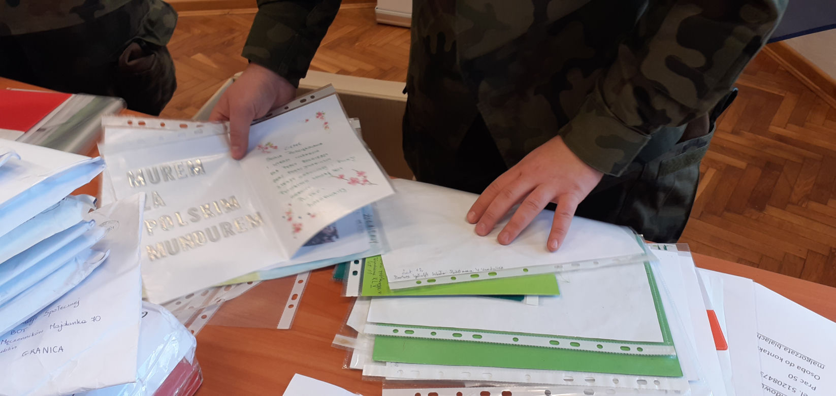 Kartki dla obrońców granic wyruszyły [GALERIA]