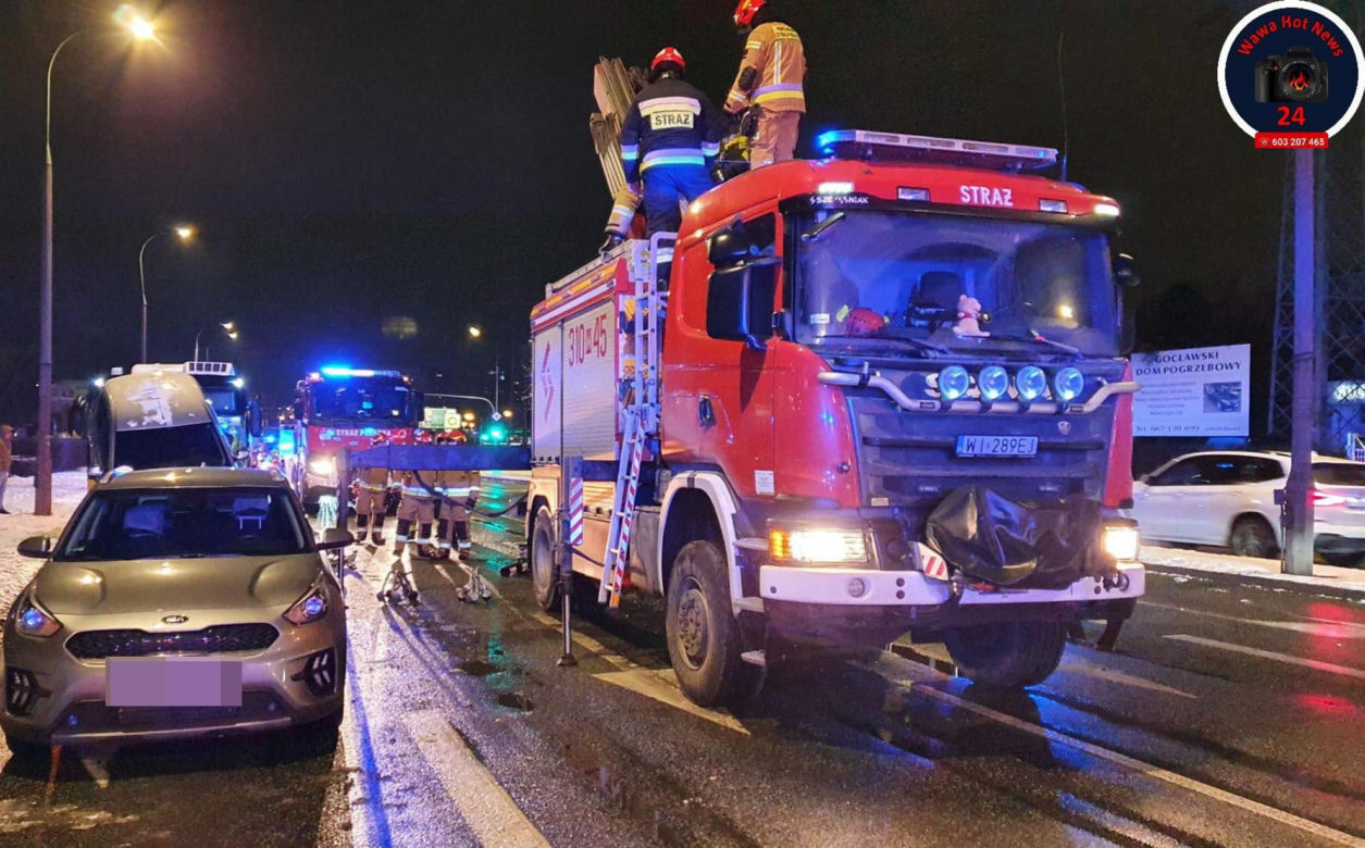 Karambol w Warszawie. Jeden samochód na dachu drugiego