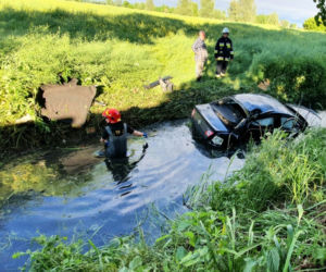 Wypadek w miejscowości Żurawiec. Auto w rowie, a kierowcy brak [ZDJĘCIA]
