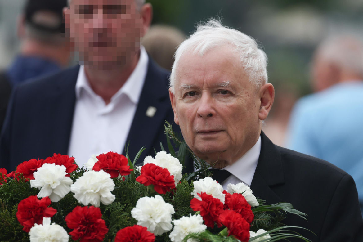 Jarosław Kaczyński odwiedził grób brata w dniu urodzin. Towarzyszyła mu rodzina [ZDJĘCIA]