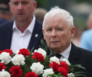 Jarosław Kaczyński niemal zniknął za ogromnym wieńcem. Smutna Marta Kaczyńska z mężem i synem szli tuż za nim