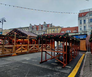 Choinka stoi. Most Staromiejski się stroi. Bydgoszcz rozbłyśnie już 21 listopada 2025. Rusza Bydgoski Jarmark Świąteczny