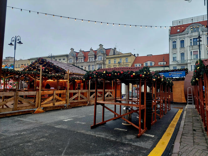 Choinka stoi. Most Staromiejski się stroi. Bydgoszcz rozbłyśnie już 21 listopada 2025. Rusza Bydgoski Jarmark Świąteczny