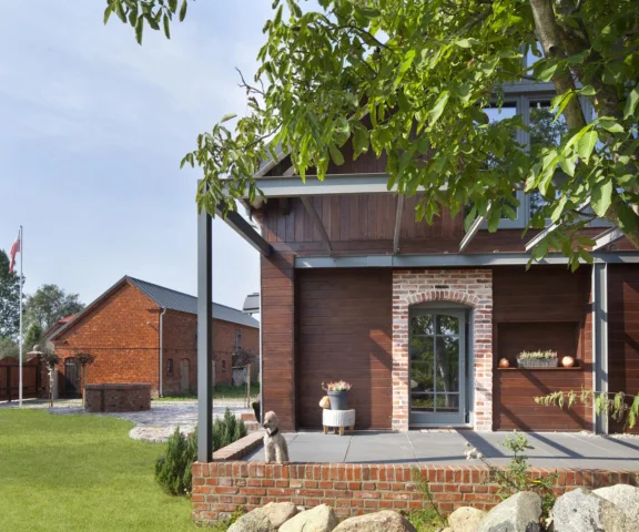 Przedwojenny dom z czerwonej cegły przeszedł dlugą drogę, Zdjęcia przed i po