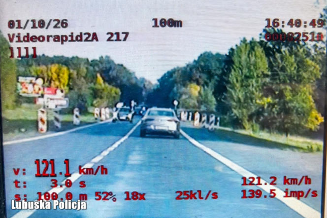 Zrzut z wideorejestratora z prędkością 121 km/h mercedesa. O mandacie dla kierowcy przeczytasz na Eska Zielona-Góra.