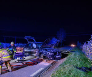 Uderzenie BMW w furmankę. Ranne dwie osoby i koń