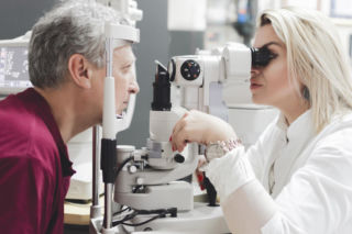 Cukrzyca po cichu niszczy wzrok, a pacjenci o tym nie wiedzą. Lekarka wskazuje listę badań, które ratują oczy