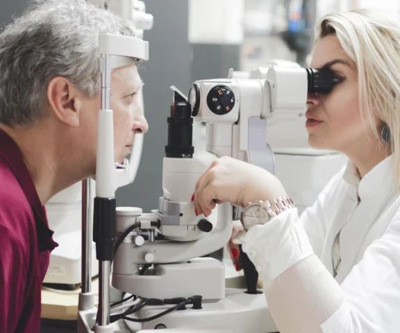 Cukrzyca po cichu niszczy wzrok, a pacjenci o tym nie wiedzą. Lekarka wskazuje listę badań, które ratują oczy