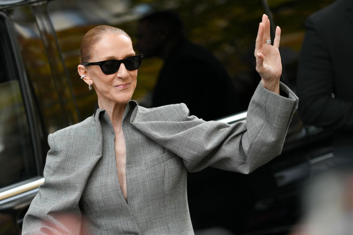 Céline Dion w luksusowym garniturze posyła uśmiechy fanom