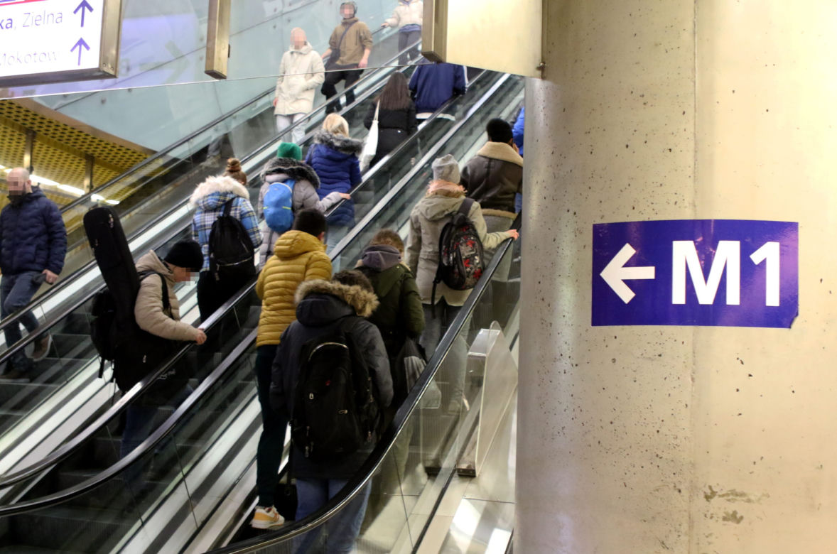 Nowe oznaczenia i tłok w metrze Świętokrzyska