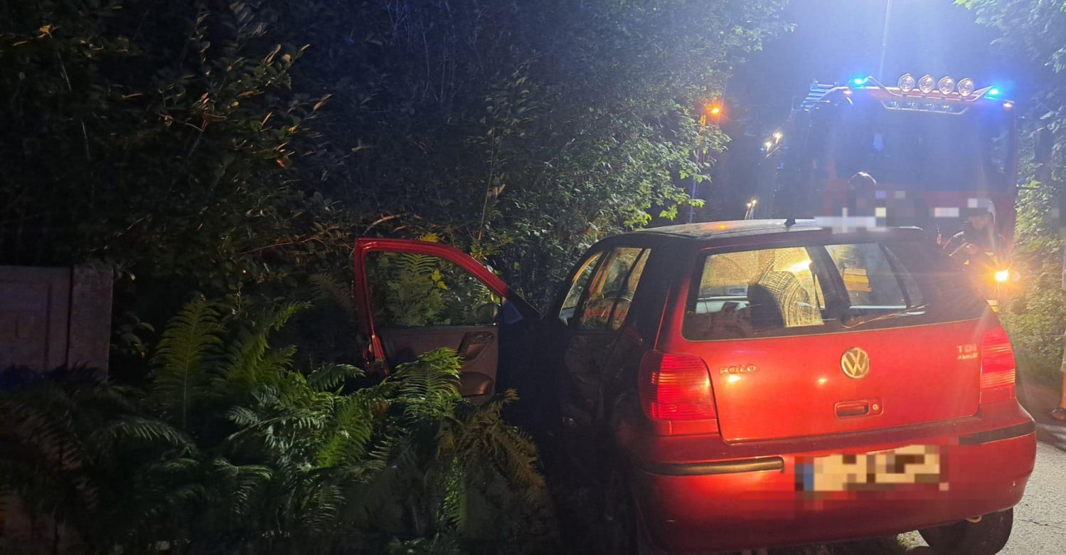 Wynik na alkomacie 3 promile. 30-latka podróż zakończyła na płocie
