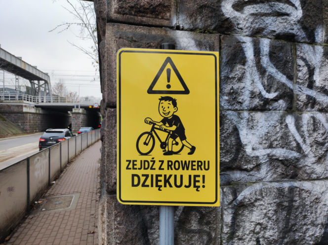 Nowe tablice znaki dla rowerzystów pod wiaduktem garwolińskim w Siedlcach