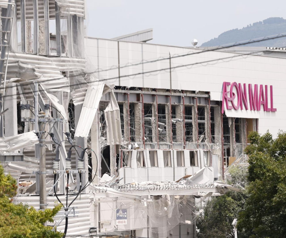 Zrujnowane centrum handlowe Aeon Mall po trzęsieniu ziemi w Japonii. O skutkach kataklizmu przeczytasz na Eska.