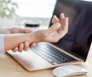 Masz zespół cieśni nadgarstka? To może być pierwszy objaw ciężkiej choroby serca