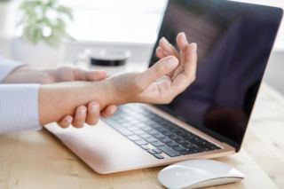 Masz zespół cieśni nadgarstka? To może być pierwszy objaw ciężkiej choroby serca