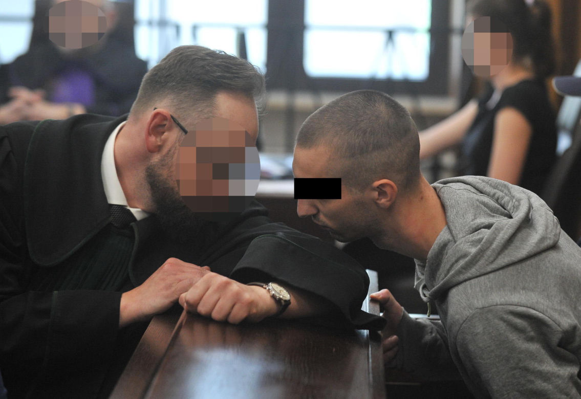 Patryk B. w trakcie rozmowy ze swoim obrońcą.