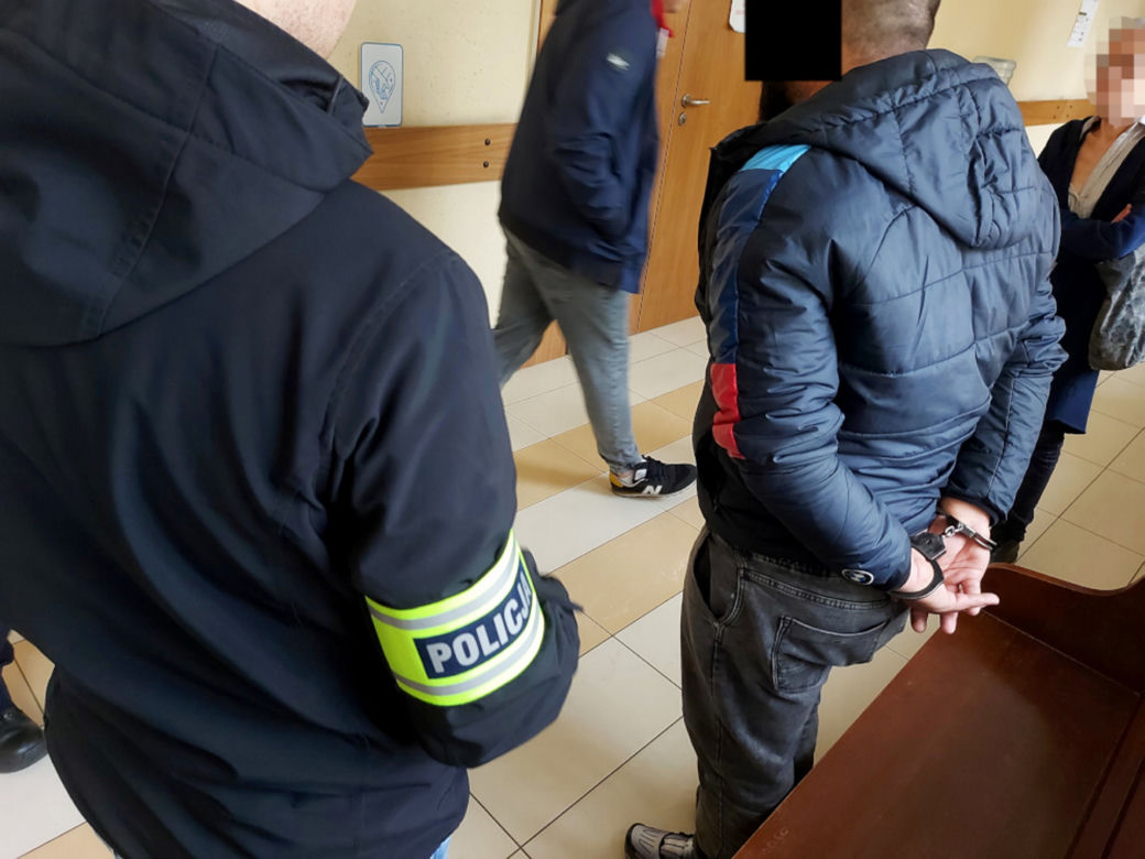 Wymusili haracz i grozili, że ją zabiją. Para sutenerów z Otwocka w rękach policji