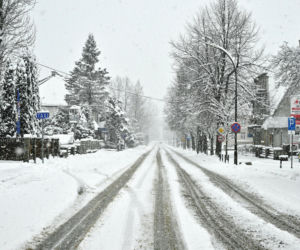 W Tatrach drugi stopień zagrożenia lawinowego. Warunki na szlakach są bardzo trudne