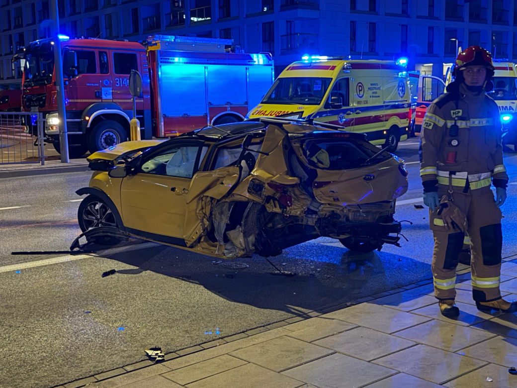 Demolka na Cybernetyki. Trzy auta roztrzaskane, jedno wjechało w budynek