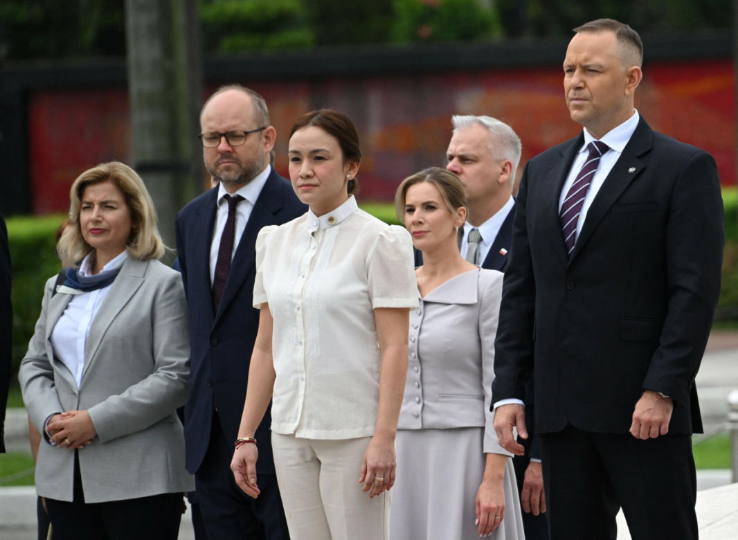 Skromnie i zachwycająco. Marta Nawrocka pokazała klasę na Filipinach