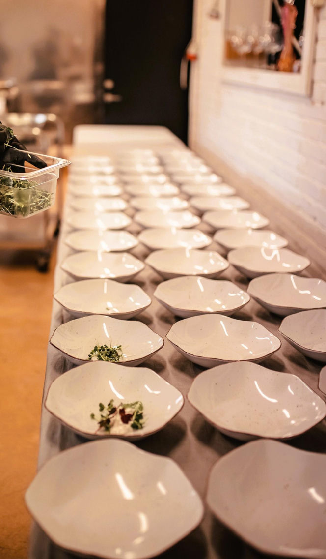 Polska rodzina serwowała obiad królowi Szwecji na polskiej zastawie i ręcznie wyszytych obrusach z Polski!