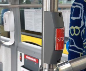 Dezynfekcja rąk w autobusie
