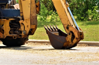 Wypadek na Sukowskiej w Kielcach. W auto uderzyła łyżka koparki! Poszkodowana szuka świadków