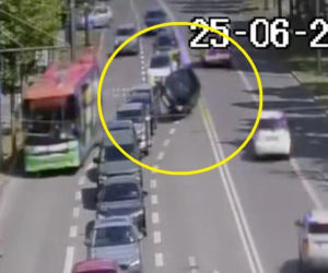 Wypadek 19-latki w Lublinie. Toyota uderzyła w dwa auta i przewróciła się na bok