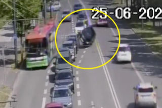 Wypadek 19-latki w Lublinie. Toyota uderzyła w dwa auta i przewróciła się na bok