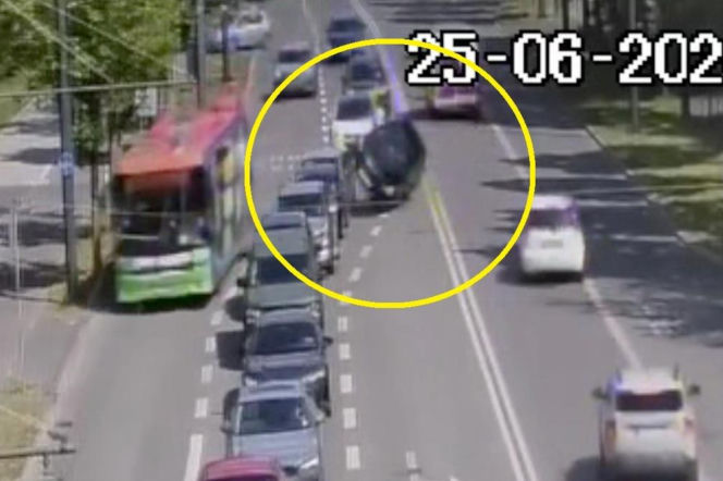Zapis monitoringu przedstawiający groźną kolizję w Lublinie, gdzie Toyota, którą kierowała 19-latka, uderzyła w dwa inne samochody i przewróciła się na bok. Więcej szczegółów na temat tego zdarzenia znajdziesz na naszym portalu.
