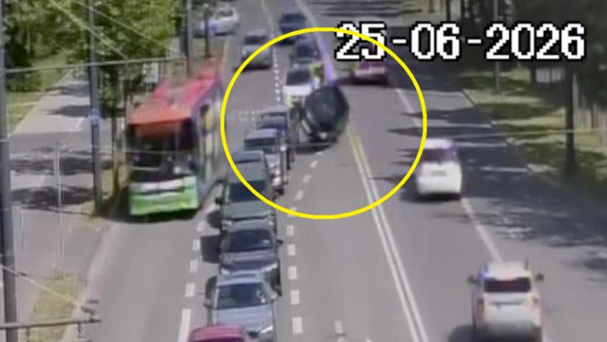 Wypadek 19-latki w Lublinie. Toyota uderzyła w dwa auta i przewróciła się na bok