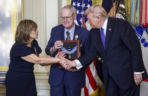 Ludzie poruszeni wyczynem żołnierza, którego pośmiertnie odznaczył Trump