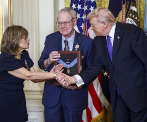 Ludzie poruszeni wyczynem żołnierza, którego pośmiertnie odznaczył Trump