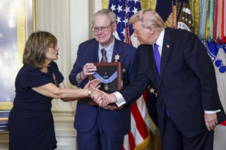 Ludzie poruszeni wyczynem żołnierza, którego pośmiertnie odznaczył Trump