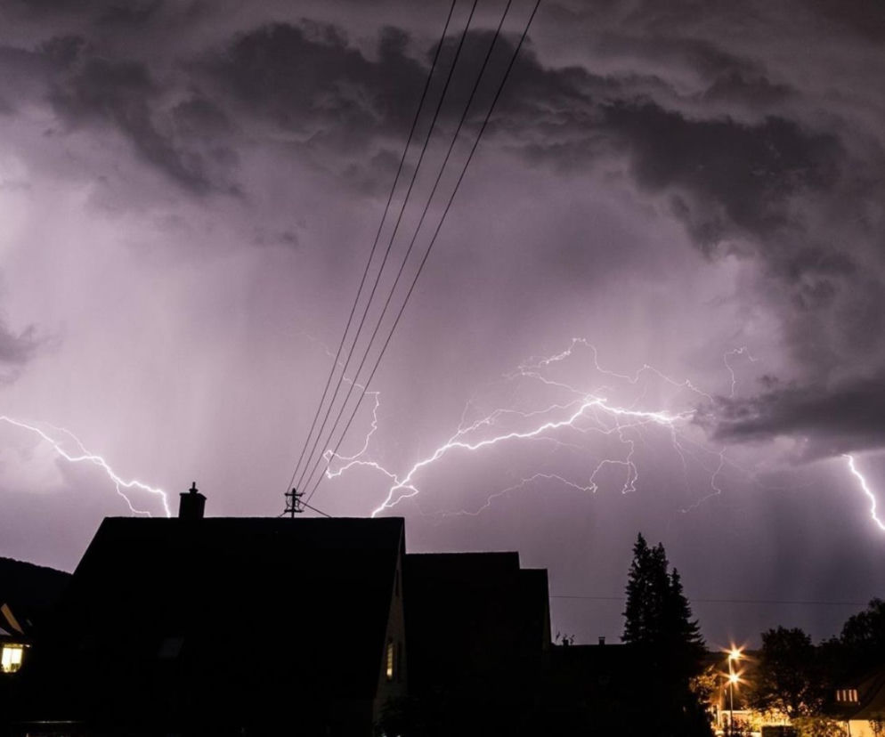 Burze w Warszawie: setki wyładowań na minutę i przerażeni mieszkańcy. Czegoś takiego nie widzieliście!