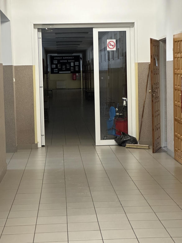 Zmyli ślady krwi po makabrze w szkole. Uczniowie zostali zwolnieni z lekcji