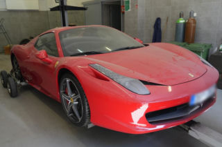 Luksusowe życie oszusta za pieniądze seniorów. Śledczy przejęli Ferrari