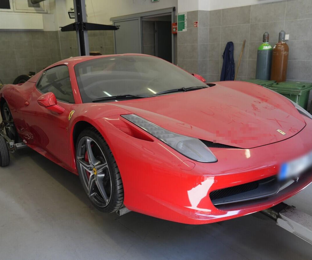 Luksusowe życie 24-latka za pieniądze staruszków. Zabezpieczyli Ferrari warte milion