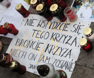 Obrońcy krzyża przed Pałacem Prezydenckim