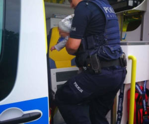 Policjant uratował życie malutkiemu dziecku