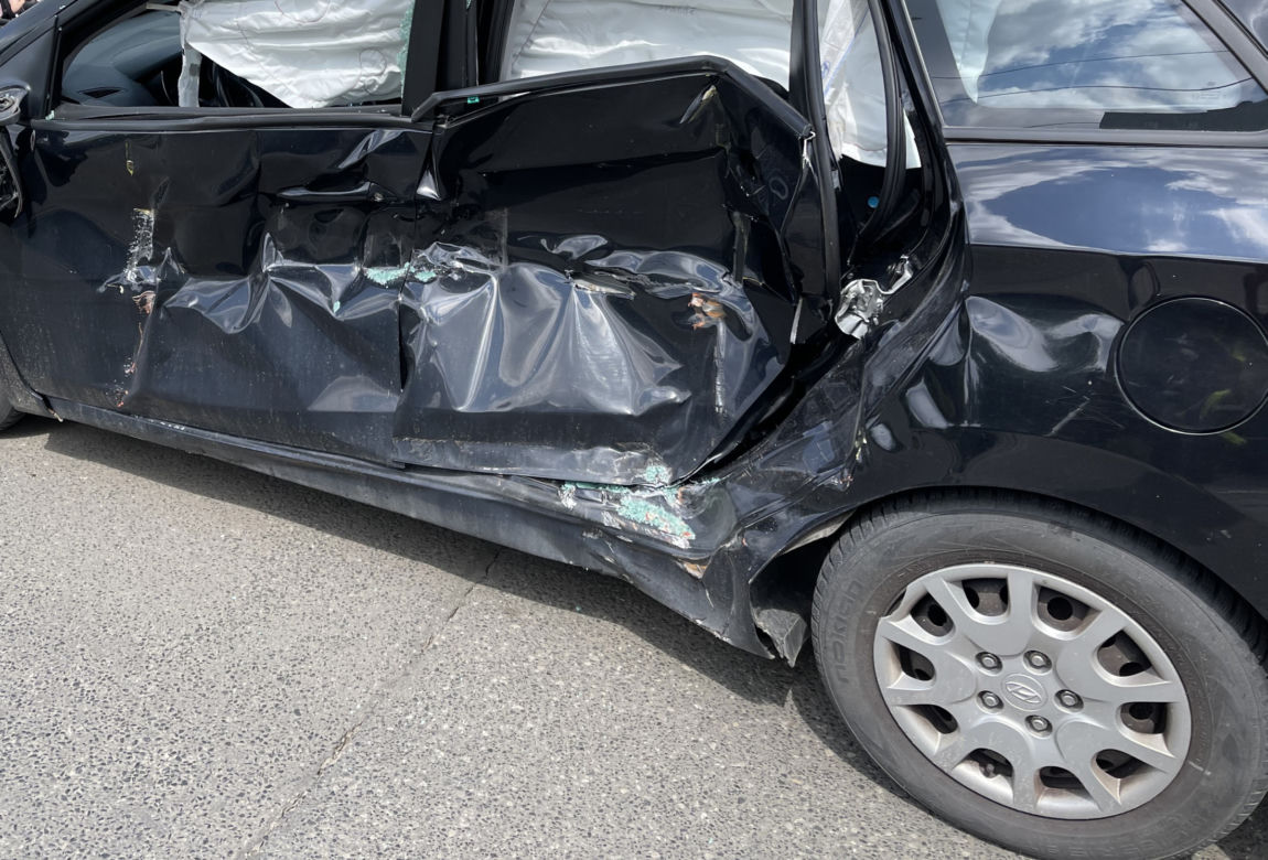 Wypadek na Woli w Warszawie. Samochód wjechał pod tramwaj. Są ranni, w tym dwójka niemowląt 