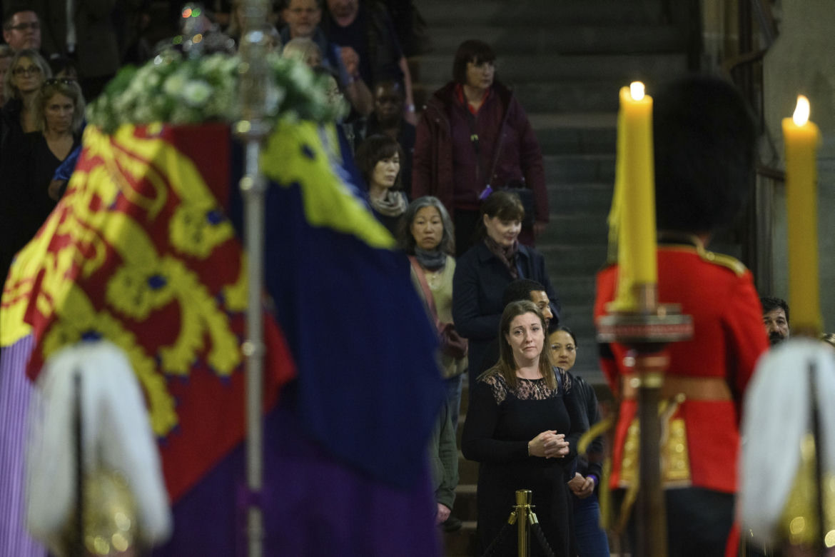Tłumy żegnają Królową Elżbietę II