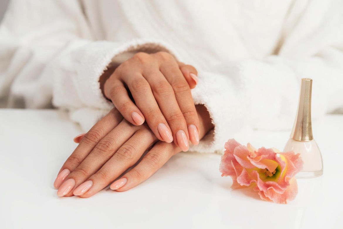 Minimalistyczne, eleganckie, pasują do wszystkiego. Princess nails to najmodniejszy manicure na lato 2025