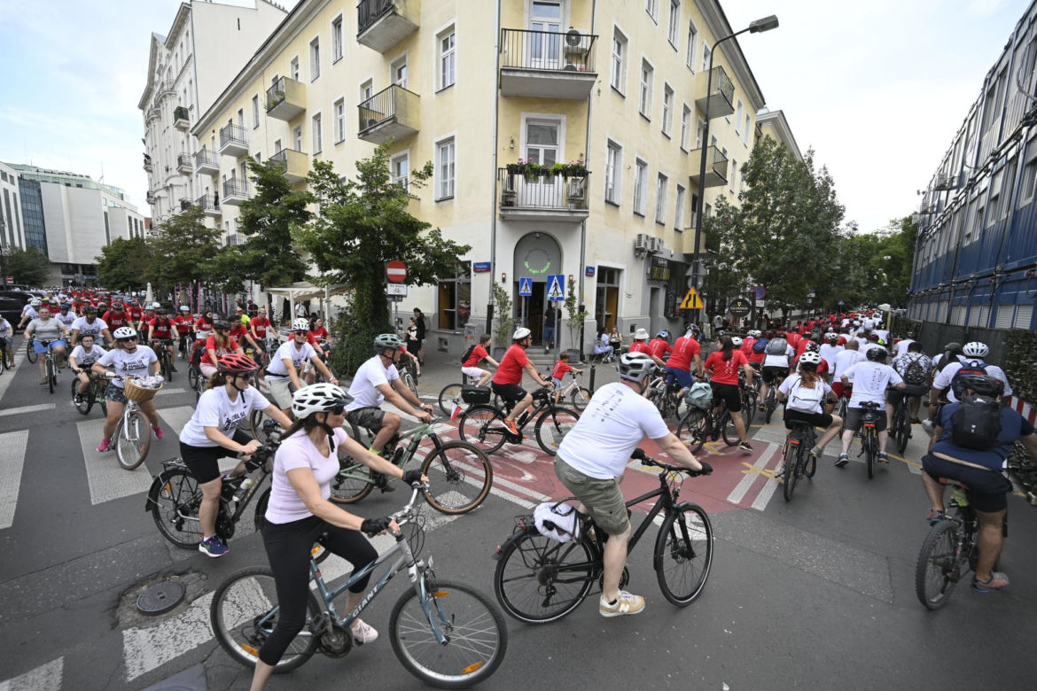 Biało-czerwonym peletonem rowerzyści uczcili Powstanie Warszawskie 