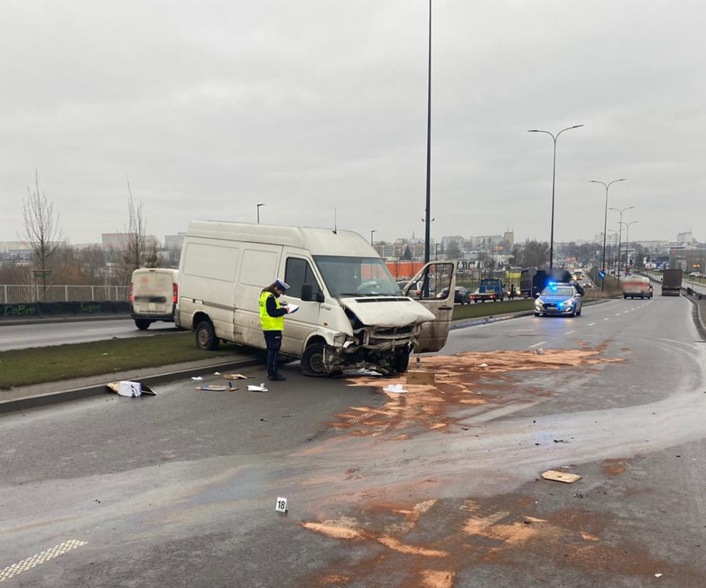 Wypadek na ul. Towarowej w Olsztynie. Droga jest całkowicie zablokowana